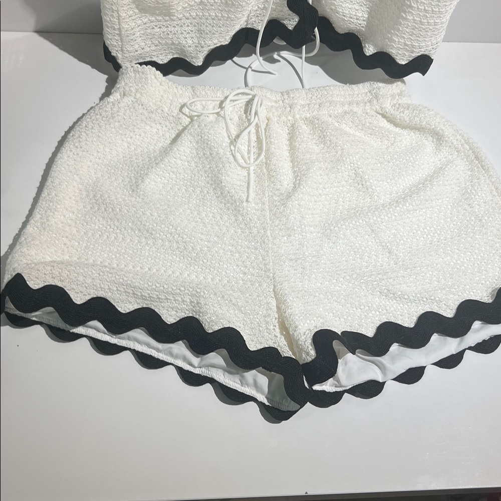 Commense Contrast Trim V-Neck Shorts Set - Picture 9 of 10